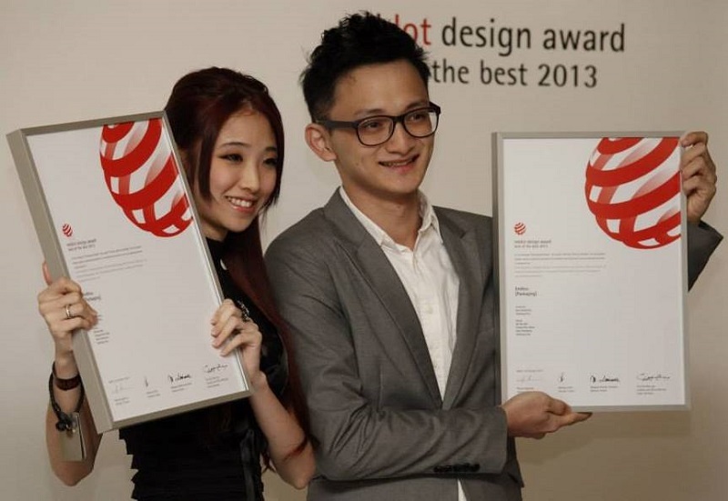 包裝設計類得獎者魏米娜、邱慶嘉合影。