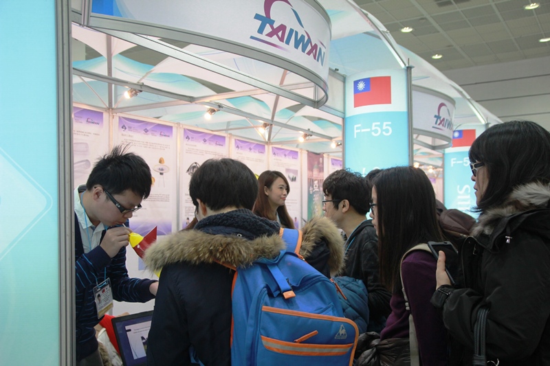 韓國參觀民眾受亞洲大學學生年輕新穎的創意構想吸引，紛紛前來參觀。