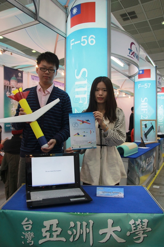 具教具效果之充气玩具-商品系-（左起）叶禹辰，张育慈。